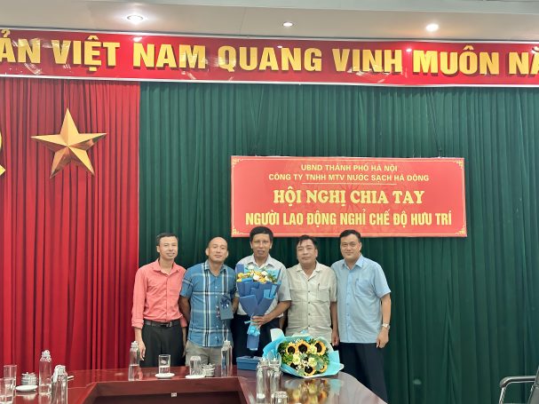 Đ/c Lưu Viết Long cùng Lãnh đạo và CBCNV XN Sản xuất nước Hà Đông