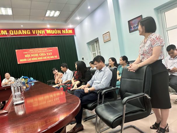 Đ/c Nguyễn Thị Tuyết Ngọc cảm động lắng nghe chia sẻ và nhắn nhủ của lãnh đạo, đồng nghiệp